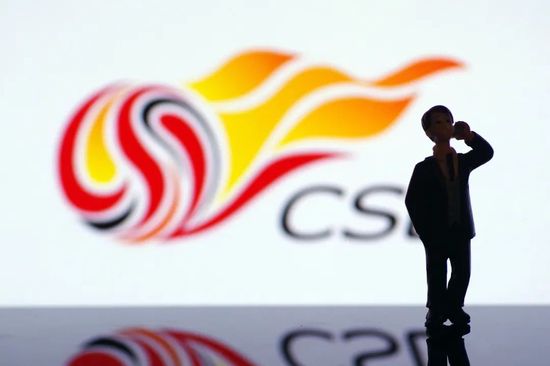 加比亚最开始是一名中场，之后改踢中后卫，他有能力从后场发起进攻，这让他受到了称赞。